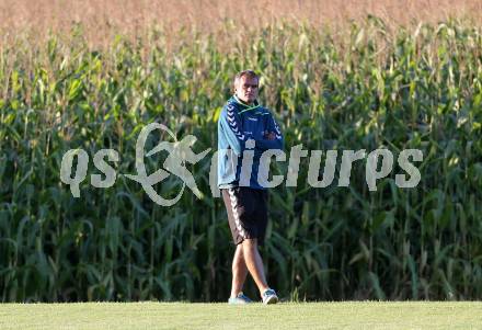 Fussball Kaerntner Liga. Koettmannsdorf gegen Feldkirchen. Trainer Robert Micheu  (Feldkirchen). Koettmannsdorf, am 25.9.2016.
Foto: Kuess
---
pressefotos, pressefotografie, kuess, qs, qspictures, sport, bild, bilder, bilddatenbank