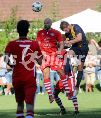 Fussball. 1. Klasse C. Ebental gegen SG KSK-Woerthersee/ATUS Poertschach. Mario Hofinger (Ebental),  Tomislav Vrdoljak (SG KSK-Woerthersee/ATUS Poertschach). Ebental, 25.9.2016.
Foto: Kuess
---
pressefotos, pressefotografie, kuess, qs, qspictures, sport, bild, bilder, bilddatenbank