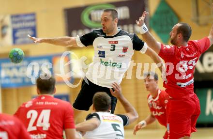 Handball HLA. SC Ferlach gegen HC Hard. Risto Arnaudovski,  (Ferlach), Domagoj Surac (Hard). Ferlach, am 27.9.2016.
Foto: Kuess
---
pressefotos, pressefotografie, kuess, qs, qspictures, sport, bild, bilder, bilddatenbank