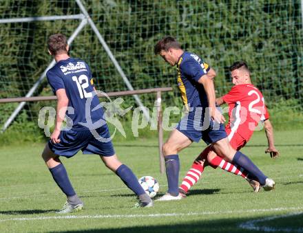 Fussball. 1. Klasse C. Ebental gegen SG KSK-Woerthersee/ATUS Poertschach. Markus Lorber, Began Kujrakovic (Ebental),  Aleksandar Jelic (SG KSK-Woerthersee/ATUS Poertschach). Ebental, 25.9.2016.
Foto: Kuess
---
pressefotos, pressefotografie, kuess, qs, qspictures, sport, bild, bilder, bilddatenbank