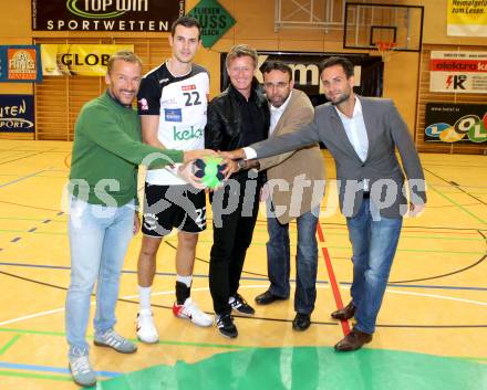 Handball HLA. SC Ferlach gegen HC Hard. Achim Moertl, Dean Pomorisac, Landessportdirektor Arno Arthofer, Vizebuergermeister Christian Gamsler, Stephan Winzely. Ferlach, am 27.9.2016.
Foto: Kuess
---
pressefotos, pressefotografie, kuess, qs, qspictures, sport, bild, bilder, bilddatenbank