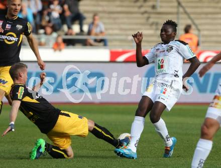 Fussball Bundesliga. RZ Pellets WAC gegen  Altach. Zakaria Sanogo, (WAC),  Lukas Jaeger (Altach). Wolfsberg, am 1.10.2016.
Foto: Kuess
---
pressefotos, pressefotografie, kuess, qs, qspictures, sport, bild, bilder, bilddatenbank