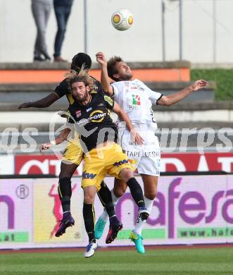 Fussball Bundesliga. RZ Pellets WAC gegen  Altach. Boris Huettenbrenner,  (WAC), Patrick Salomon (Altach). Wolfsberg, am 1.10.2016.
Foto: Kuess
---
pressefotos, pressefotografie, kuess, qs, qspictures, sport, bild, bilder, bilddatenbank