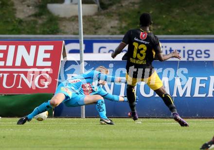 Fussball Bundesliga. RZ Pellets WAC gegen  Altach. Christian Dobnik,  (WAC), Nicolas Brice Moumi Ngamaleu (Altach). Wolfsberg, am 1.10.2016.
Foto: Kuess
---
pressefotos, pressefotografie, kuess, qs, qspictures, sport, bild, bilder, bilddatenbank