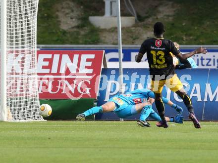 Fussball Bundesliga. RZ Pellets WAC gegen  Altach. Christian Dobnik,  (WAC), Nicolas Brice Moumi Ngamaleu (Altach). Wolfsberg, am 1.10.2016.
Foto: Kuess
---
pressefotos, pressefotografie, kuess, qs, qspictures, sport, bild, bilder, bilddatenbank