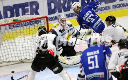 EBEL. Eishockey Bundesliga.  VSV gegen Dornbirner Eishockey Club. Evan McGrath,  (VSV), Florian Hardy (Dornbirn). Villach, am 2.10.2016.
Foto: Kuess 
---
pressefotos, pressefotografie, kuess, qs, qspictures, sport, bild, bilder, bilddatenbank