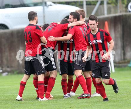 Fussball Unterliga West. St. Jakob im Rosental gegen Radenthein. Torjubel St. Jakob/Ros.. St. Jakob, am 2.10.2016.
Foto: Kuess
---
pressefotos, pressefotografie, kuess, qs, qspictures, sport, bild, bilder, bilddatenbank