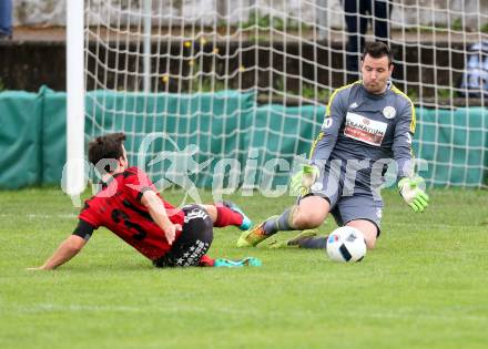 Fussball Unterliga West. St. Jakob im Rosental gegen Radenthein. Robert Thomas Koller,  (St. Jakob/Ros.), Stefan Takats (Radenthein). St. Jakob, am 2.10.2016.
Foto: Kuess
---
pressefotos, pressefotografie, kuess, qs, qspictures, sport, bild, bilder, bilddatenbank