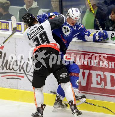 EBEL. Eishockey Bundesliga.  VSV gegen Dornbirner Eishockey Club. Mikko Jokela,  (VSV), Matt Siddall (Dornbirn). Villach, am 2.10.2016.
Foto: Kuess 
---
pressefotos, pressefotografie, kuess, qs, qspictures, sport, bild, bilder, bilddatenbank