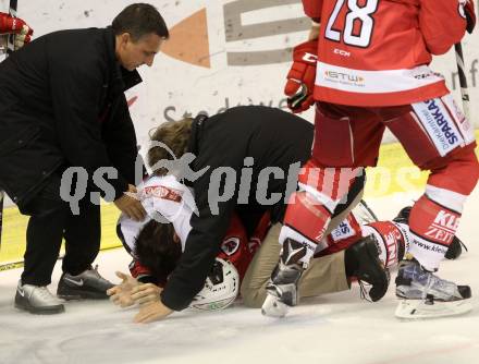 EBEL. Eishockey Bundesliga.  KAC gegen HC TWK Innsbruck. Ziga Pance verletzt (KAC). Klagenfurt, am 2.10.2016.
Foto: Kuess 
---
pressefotos, pressefotografie, kuess, qs, qspictures, sport, bild, bilder, bilddatenbank