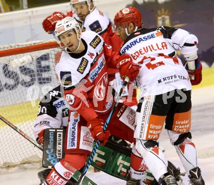 EBEL. Eishockey Bundesliga.  KAC gegen HC TWK Innsbruck. Mark Hurtubise, (KAC), Florian Pedevilla (Innsbruck). Klagenfurt, am 2.10.2016.
Foto: Kuess 
---
pressefotos, pressefotografie, kuess, qs, qspictures, sport, bild, bilder, bilddatenbank