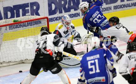 EBEL. Eishockey Bundesliga.  VSV gegen Dornbirner Eishockey Club. Evan McGrath,  (VSV), Florian Hardy (Dornbirn). Villach, am 2.10.2016.
Foto: Kuess 
---
pressefotos, pressefotografie, kuess, qs, qspictures, sport, bild, bilder, bilddatenbank