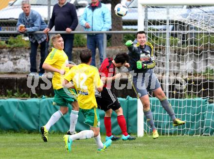 Fussball Unterliga West. St. Jakob im Rosental gegen Radenthein. Robert Thomas Koller (St. Jakob/Ros.), Stefan Takats, Manuel Flaschberger, Stefan Rauter  (Radenthein). St. Jakob, am 2.10.2016.
Foto: Kuess
---
pressefotos, pressefotografie, kuess, qs, qspictures, sport, bild, bilder, bilddatenbank