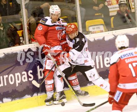 EBEL. Eishockey Bundesliga.  KAC gegen HC TWK Innsbruck. Thomas Hundertpfund, (KAC), John Lammers (Innsbruck). Klagenfurt, am 2.10.2016.
Foto: Kuess
---
pressefotos, pressefotografie, kuess, qs, qspictures, sport, bild, bilder, bilddatenbank