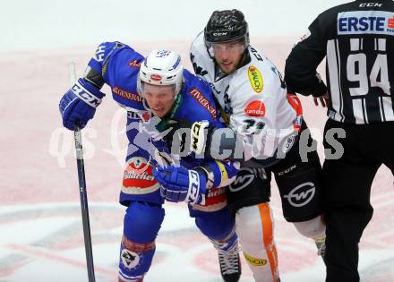 EBEL. Eishockey Bundesliga.  VSV gegen Dornbirner Eishockey Club. Corey Locke, (VSV), Charlie Sarault (Dornbirn). Villach, am 2.10.2016.
Foto: Kuess 
---
pressefotos, pressefotografie, kuess, qs, qspictures, sport, bild, bilder, bilddatenbank