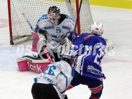 EBEL. Eishockey Bundesliga.  VSV gegen EHC Liwest Black Wings Linz. Markus Schlacher, (VSV),  Michael Ouzas (Linz). Villach, am 4.10.2016.
Foto: Kuess 
---
pressefotos, pressefotografie, kuess, qs, qspictures, sport, bild, bilder, bilddatenbank