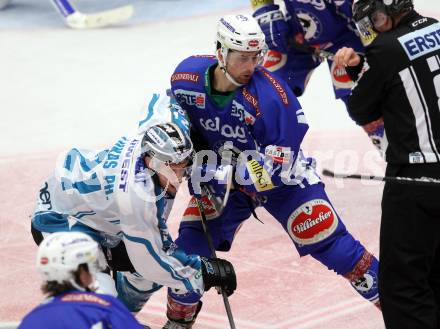 EBEL. Eishockey Bundesliga.  VSV gegen EHC Liwest Black Wings Linz. Eric Hunter, (VSV), Philipp Lukas  (Linz). Villach, am 4.10.2016.
Foto: Kuess 
---
pressefotos, pressefotografie, kuess, qs, qspictures, sport, bild, bilder, bilddatenbank