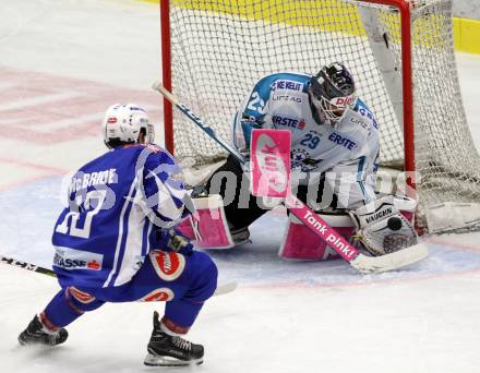 EBEL. Eishockey Bundesliga.  VSV gegen EHC Liwest Black Wings Linz. Brock McBride, (VSV), Michael Ouzas  (Linz). Villach, am 4.10.2016.
Foto: Kuess 
---
pressefotos, pressefotografie, kuess, qs, qspictures, sport, bild, bilder, bilddatenbank