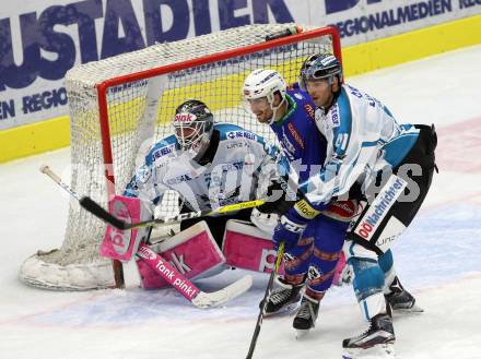 EBEL. Eishockey Bundesliga.  VSV gegen EHC Liwest Black Wings Linz. Miha Verlic, (VSV), Mario Altmann, Michael Ouzas (Linz). Villach, am 4.10.2016.
Foto: Kuess 
---
pressefotos, pressefotografie, kuess, qs, qspictures, sport, bild, bilder, bilddatenbank