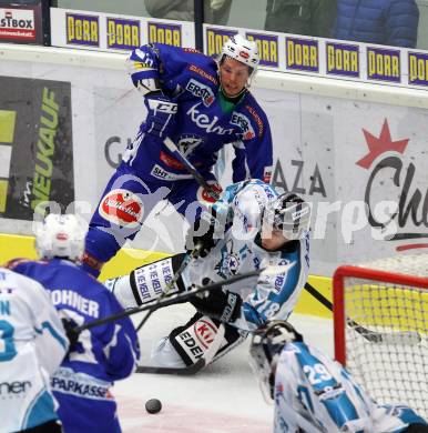 EBEL. Eishockey Bundesliga.  VSV gegen EHC Liwest Black Wings Linz. Corey Locke,  (VSV), Erik Kirchschlaeger (Linz). Villach, am 4.10.2016.
Foto: Kuess 
---
pressefotos, pressefotografie, kuess, qs, qspictures, sport, bild, bilder, bilddatenbank