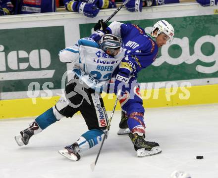 EBEL. Eishockey Bundesliga.  VSV gegen EHC Liwest Black Wings Linz. Eric Hunter,  (VSV), Fabio Hofer (Linz). Villach, am 4.10.2016.
Foto: Kuess 
---
pressefotos, pressefotografie, kuess, qs, qspictures, sport, bild, bilder, bilddatenbank