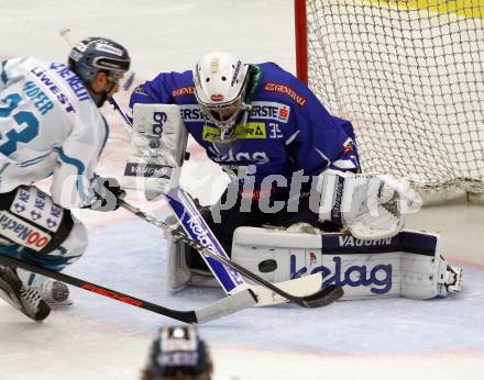 EBEL. Eishockey Bundesliga.  VSV gegen EHC Liwest Black Wings Linz. Olivier Roy,  (VSV), Fabio Hofer (Linz). Villach, am 4.10.2016.
Foto: Kuess 
---
pressefotos, pressefotografie, kuess, qs, qspictures, sport, bild, bilder, bilddatenbank