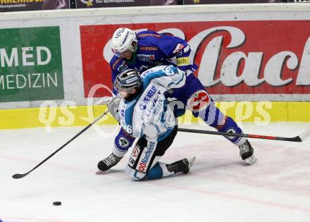 EBEL. Eishockey Bundesliga.  VSV gegen EHC Liwest Black Wings Linz. Stefan Bacher,  (VSV), Rob Hisey (Linz). Villach, am 4.10.2016.
Foto: Kuess 
---
pressefotos, pressefotografie, kuess, qs, qspictures, sport, bild, bilder, bilddatenbank