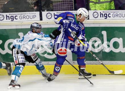 EBEL. Eishockey Bundesliga.  VSV gegen EHC Liwest Black Wings Linz. Brock McBride,  (VSV), Fabio Hofer (Linz). Villach, am 4.10.2016.
Foto: Kuess 
---
pressefotos, pressefotografie, kuess, qs, qspictures, sport, bild, bilder, bilddatenbank