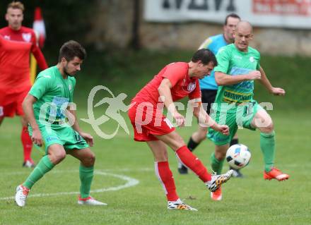 Fussball Kaerntner Liga. ATUS Ferlach gegen Lendorf.  Thomas Waldhauser,  (Ferlach), Nico Moser, Christian Huber (Lendorf). Ferlach, am 8.10.2016.
Foto: Kuess
---
pressefotos, pressefotografie, kuess, qs, qspictures, sport, bild, bilder, bilddatenbank