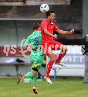 Fussball Kaerntner Liga. ATUS Ferlach gegen Lendorf. Ernst Golautschnig,  (Ferlach), Alexander Kruse (Lendorf). Ferlach, am 8.10.2016.
Foto: Kuess
---
pressefotos, pressefotografie, kuess, qs, qspictures, sport, bild, bilder, bilddatenbank