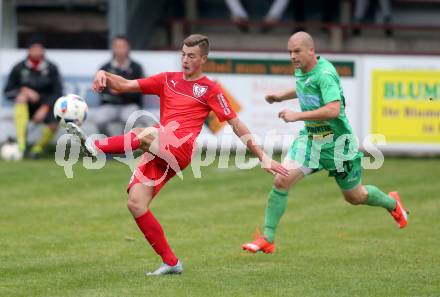 Fussball Kaerntner Liga. ATUS Ferlach gegen Lendorf. Erwin Bajric,  (Ferlach), Christian Huber (Lendorf). Ferlach, am 8.10.2016.
Foto: Kuess
---
pressefotos, pressefotografie, kuess, qs, qspictures, sport, bild, bilder, bilddatenbank