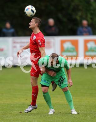 Fussball Kaerntner Liga. ATUS Ferlach gegen Lendorf. Martin Posratschnig,  (Ferlach), Andreas Marco Allmayer (Lendorf). Ferlach, am 8.10.2016.
Foto: Kuess
---
pressefotos, pressefotografie, kuess, qs, qspictures, sport, bild, bilder, bilddatenbank