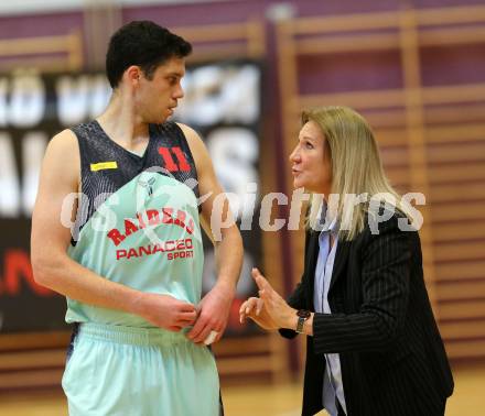 Basketball 2. Bundesliga. GD 1. Runde. Villach Raiders gegen KOS Celovec.  Erik Rhinehart, Trainerin Natalia Tcherkacheva (Villach). Villach, am 9.10.2016.
Foto: Kuess
---
pressefotos, pressefotografie, kuess, qs, qspictures, sport, bild, bilder, bilddatenbank