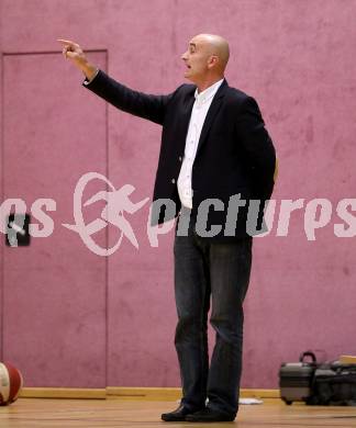 Basketball 2. Bundesliga. GD 1. Runde. Villach Raiders gegen KOS Celovec.  Trainer Dragan Sliskovic  (KOS). Villach, am 9.10.2016.
Foto: Kuess
---
pressefotos, pressefotografie, kuess, qs, qspictures, sport, bild, bilder, bilddatenbank