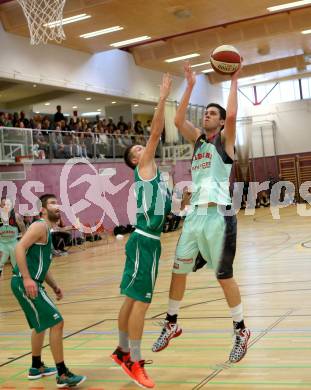 Basketball 2. Bundesliga. GD 1. Runde. Villach Raiders gegen KOS Celovec.  Erik Rhinehart,  (Villach), Andi Smrtnik (KOS). Villach, am 9.10.2016.
Foto: Kuess
---
pressefotos, pressefotografie, kuess, qs, qspictures, sport, bild, bilder, bilddatenbank