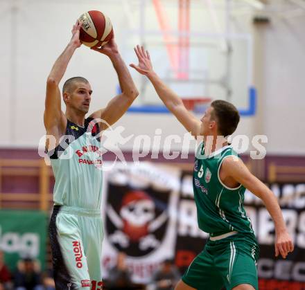 Basketball 2. Bundesliga. GD 1. Runde. Villach Raiders gegen KOS Celovec.  Ales Primc,  (Villach), Andi Smrtnik (KOS). Villach, am 9.10.2016.
Foto: Kuess
---
pressefotos, pressefotografie, kuess, qs, qspictures, sport, bild, bilder, bilddatenbank