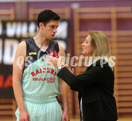 Basketball 2. Bundesliga. GD 1. Runde. Villach Raiders gegen KOS Celovec.  Erik Rhinehart, Trainerin Natalia Tcherkacheva (Villach). Villach, am 9.10.2016.
Foto: Kuess
---
pressefotos, pressefotografie, kuess, qs, qspictures, sport, bild, bilder, bilddatenbank