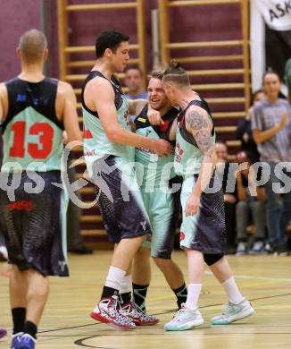 Basketball 2. Bundesliga. GD 1. Runde. Villach Raiders gegen KOS Celovec.  Jubel Erik Rhinehart, Timi Huber, Nino Gross (Villach). Villach, am 9.10.2016.
Foto: Kuess
---
pressefotos, pressefotografie, kuess, qs, qspictures, sport, bild, bilder, bilddatenbank