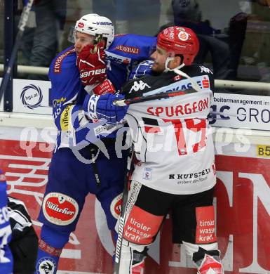 EBEL. Eishockey Bundesliga.  VSV gegen HC TWK Innsbruck Die Haie. Valentin Leiler,  (VSV), Tyler Spurgeon (Innsbruck). Villach, am 14.10.2016.
Foto: Kuess 
---
pressefotos, pressefotografie, kuess, qs, qspictures, sport, bild, bilder, bilddatenbank