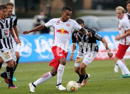 Fussball Bundesliga. RZ Pellets WAC gegen  FC Red Bull Salzburg. Joachim Standfest, (WAC), Valentino Lazaro (Salzburg). Wolfsberg, am 15.10.2016.
Foto: Kuess
---
pressefotos, pressefotografie, kuess, qs, qspictures, sport, bild, bilder, bilddatenbank