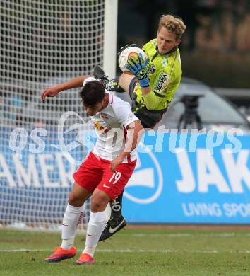 Fussball Bundesliga. RZ Pellets WAC gegen  FC Red Bull Salzburg. Christian Dobnik,  (WAC), Hee Chan Hwang (Salzburg). Wolfsberg, am 15.10.2016.
Foto: Kuess
---
pressefotos, pressefotografie, kuess, qs, qspictures, sport, bild, bilder, bilddatenbank