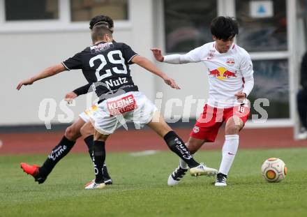 Fussball Bundesliga. RZ Pellets WAC gegen  FC Red Bull Salzburg. Gerald Nutz,  (WAC), Takumi Minamino (Salzburg). Wolfsberg, am 15.10.2016.
Foto: Kuess
---
pressefotos, pressefotografie, kuess, qs, qspictures, sport, bild, bilder, bilddatenbank