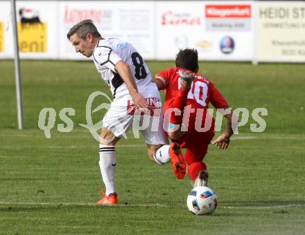 Fussball. Kaerntner Liga. Ferlach Atus gegen Voelkermarkt. Lukas Jaklitsch  (Ferlach), Thomas Riedl (Voelkermarkt). Ferlach, 22.10.2016.
Foto: Kuess
---
pressefotos, pressefotografie, kuess, qs, qspictures, sport, bild, bilder, bilddatenbank