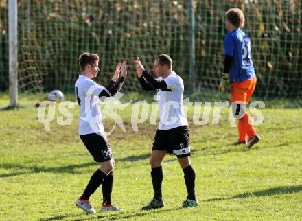 Fussball 2. Klasse E. Haimburg/Diex gegen Frantschach.  Torjubel Robert Gradisnik, Christopher Pitomec (Haimburg/Diex). Haimburg, am 23.10.2016.
Foto: Kuess
---
pressefotos, pressefotografie, kuess, qs, qspictures, sport, bild, bilder, bilddatenbank