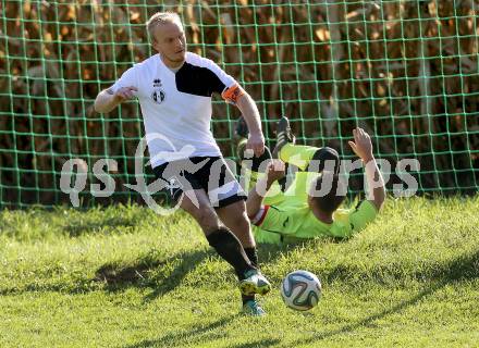 Fussball 2. Klasse E. Haimburg/Diex gegen Frantschach. Michael Brunner,  (Haimburg/Diex), Christoph Schein (Frantschach). Haimburg, am 23.10.2016.
Foto: Kuess
---
pressefotos, pressefotografie, kuess, qs, qspictures, sport, bild, bilder, bilddatenbank