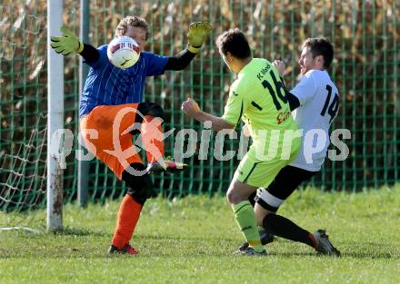 Fussball 2. Klasse E. Haimburg/Diex gegen Frantschach. Christopher Pitomec,  (Haimburg/Diex), Thomas Koller, Markus Rieger (Frantschach). Haimburg, am 23.10.2016.
Foto: Kuess
---
pressefotos, pressefotografie, kuess, qs, qspictures, sport, bild, bilder, bilddatenbank