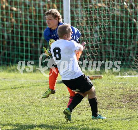 Fussball 2. Klasse E. Haimburg/Diex gegen Frantschach. Michael Brunner,  (Haimburg/Diex), Thomas Koller (Frantschach). Haimburg, am 23.10.2016.
Foto: Kuess
---
pressefotos, pressefotografie, kuess, qs, qspictures, sport, bild, bilder, bilddatenbank