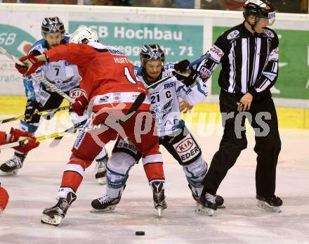 EBEL. Eishockey Bundesliga. KAC gegen EHC Liwest Black Wings Linz. Mark Hurturbise,  (KAC), Philipp Lukas (Linz). Klagenfurt, am 23.10.2016.
Foto: Kuess

---
pressefotos, pressefotografie, kuess, qs, qspictures, sport, bild, bilder, bilddatenbank