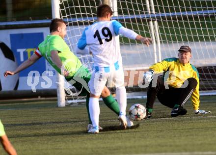 Fussball 2. KLasse D. Moosburg gegen Launsdorf. Denis Fazlovic, Ewald Georg Kilzer, (Moosburg), Philip Aicher  (Launsdorf). Moosburg, am 22.10.2016.
Foto: Kuess
---
pressefotos, pressefotografie, kuess, qs, qspictures, sport, bild, bilder, bilddatenbank