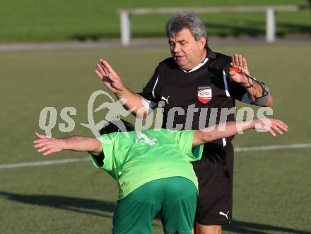 Fussball 2. KLasse D. Moosburg gegen Launsdorf. Christopher Malle, (Moosburg),  Schiedsrichter Karl Hitzenhammer . Moosburg, am 22.10.2016.
Foto: Kuess
---
pressefotos, pressefotografie, kuess, qs, qspictures, sport, bild, bilder, bilddatenbank